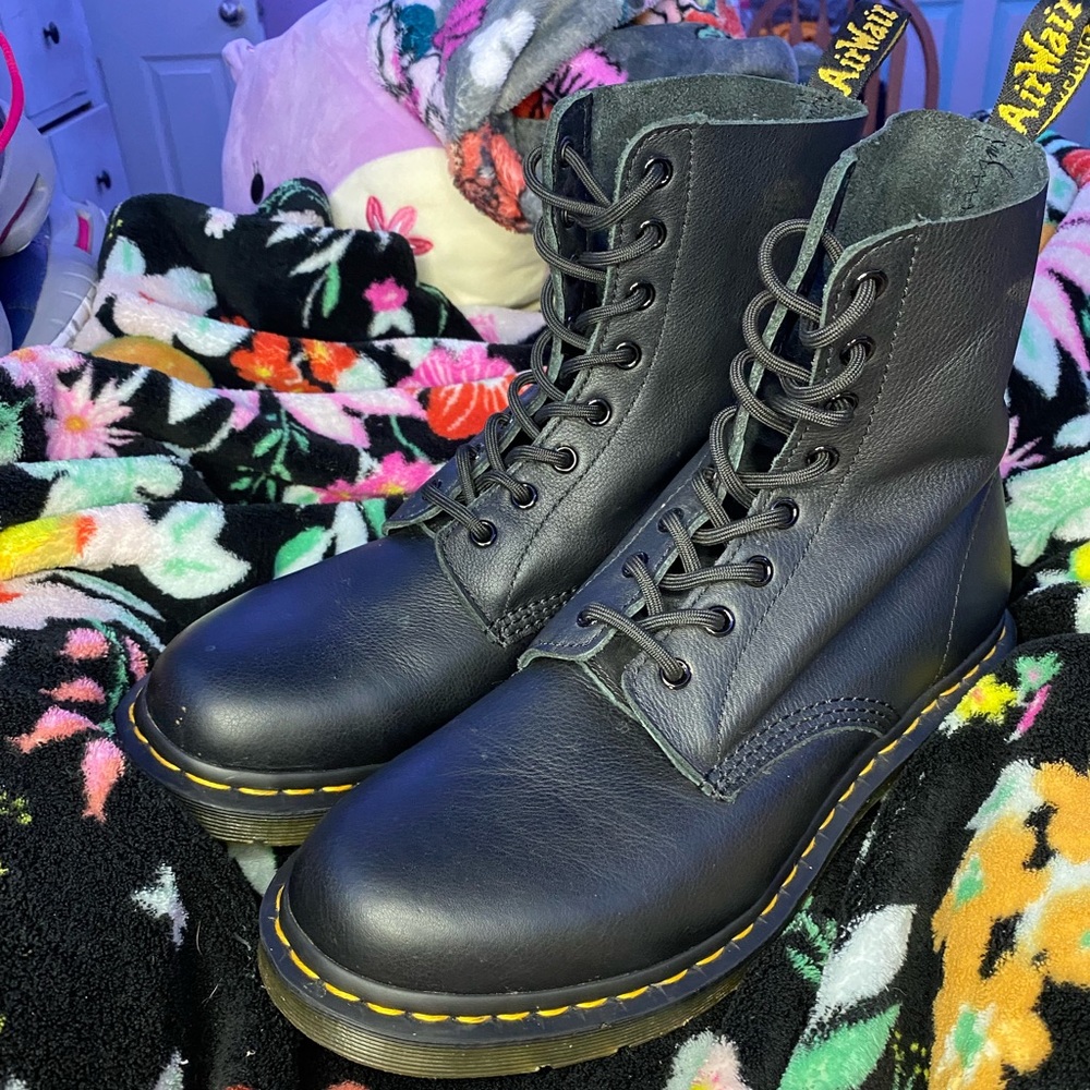 Dr. Martens Mens Combat Boots